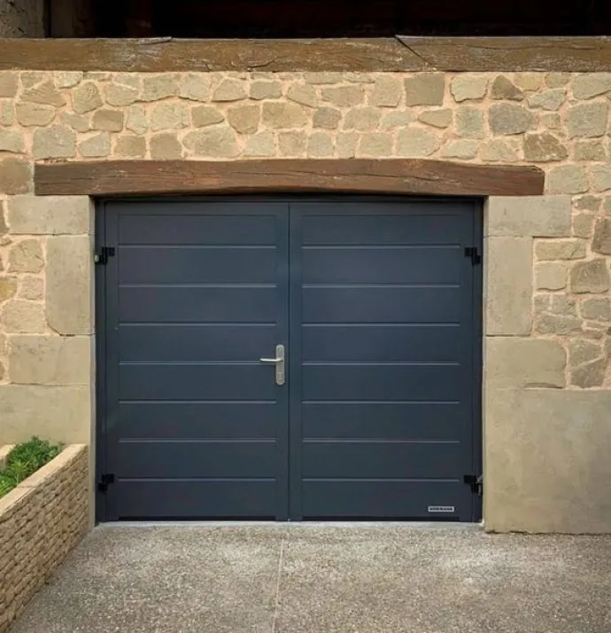 art et fenetres Portes de garage battantes La Roche-sur-Yon