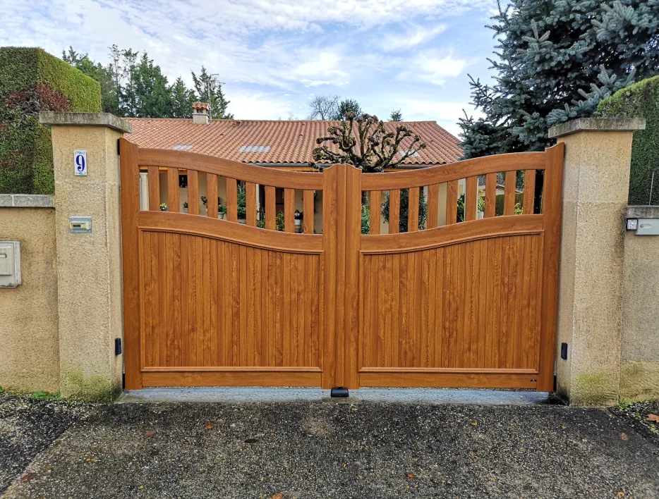 art et fenetres Portails PVC aspect bois La Roche-sur-Yon
